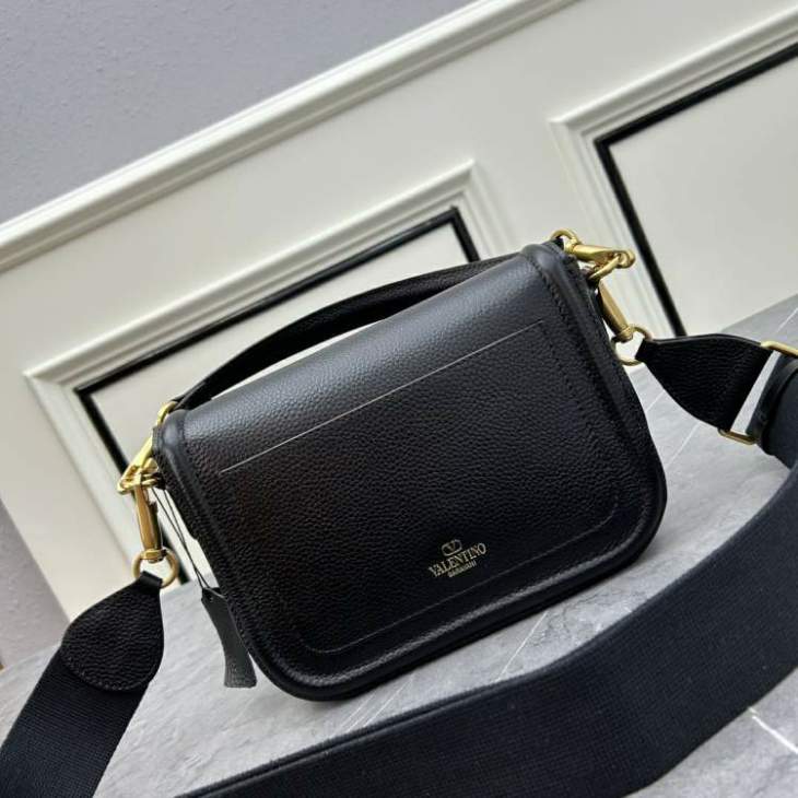 Picture of Valentino Handbags _SKUfw230105373fw